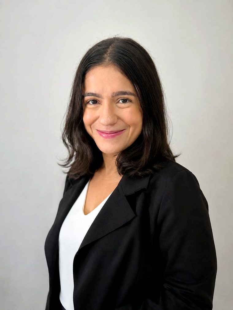 Jéssica Arantes Lima, advogada internacionalista, de blazer preto
